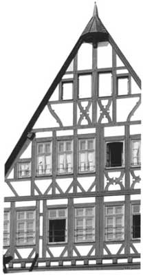 Общий вид фрагмента фасада двухэтажного жилого дома с выступающим деревянным каркасом – фахверковым.
