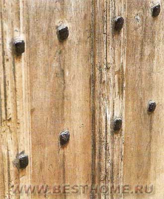Крепкая деревянная дверь