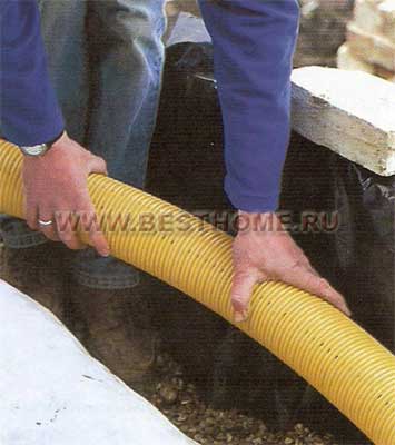 Укладка дренажной трубы и соединение с почвенным дренажом
