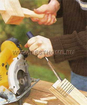 Удалите лишнюю древесину с помощью широкого долота или стамески