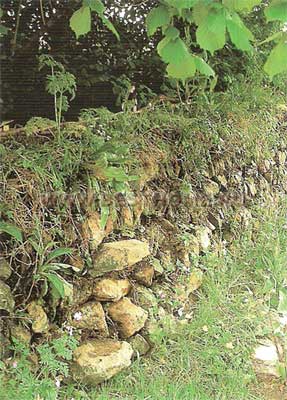 Каменная стена с земляной засыпкой