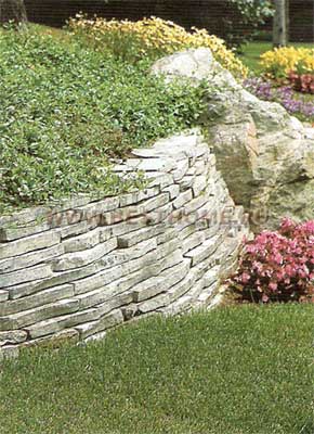 Фигурная стена из каменных плит