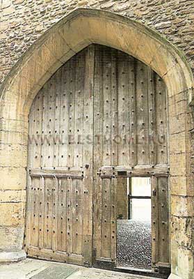 Деревянные ворота с аркой