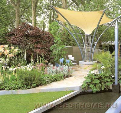 Классический водоем, сочетающийся с современными архитектурными постройками, изменят традиционный облик сада.