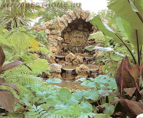 Тихо струящийся каскад и декоративный фонтан в сочетании с буйной экзотической растительностью увеличивают пространство затененного уголка тропического сада.