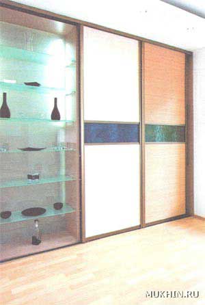 Стеклянные шкафы-витрины часто используют для демонстрации различных коллекций