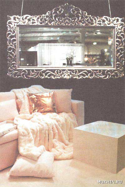 Большое зеркало в бронзовой раме с орнаментом выглядит роскошно