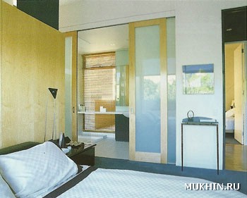 стеклянные раздвижные двери в спальной комнате