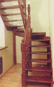Лестница у стены на тетивах с забежными ступенями вместо промежуточной площадки