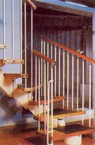Винтовая лестница у стены на трансформируемом косоуре