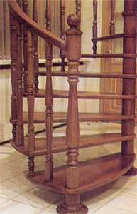 Фрагмент винтовой лестницы - ступени насажены на стойку через промежуточные гильзы