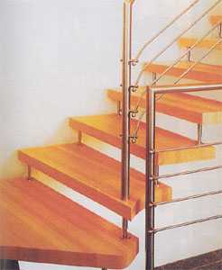 Лестница у стены со сложным креплением ступеней - к стойке, к стене и к потолку