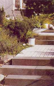 Наружная лестница из кирпича и бетона