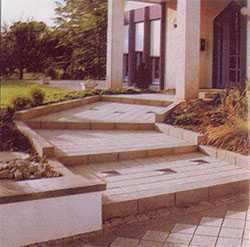 Наружная лестница из керамических плит и бетонных блоков