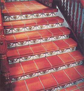 Оформление подступенков лестницы изразцовыми плитками