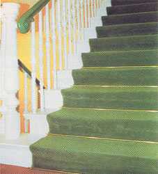 Цветовая гамма оформления белой лестницы с перилами зеленого цвета