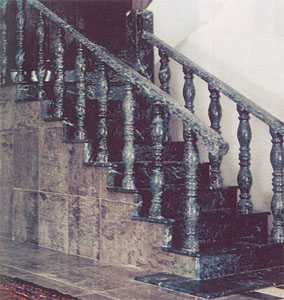 Мраморная лестница из плит, профилей и точеных стоек